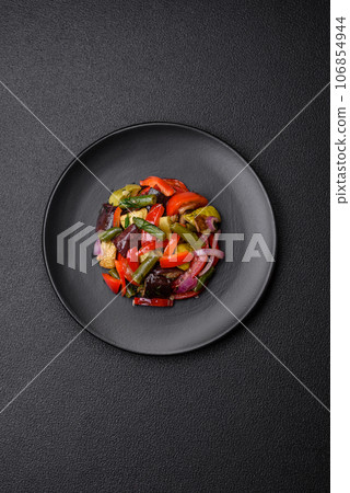 Delicious fresh salad of grilled vegetables peppers, tomatoes, eggplants and zucchini 106854944