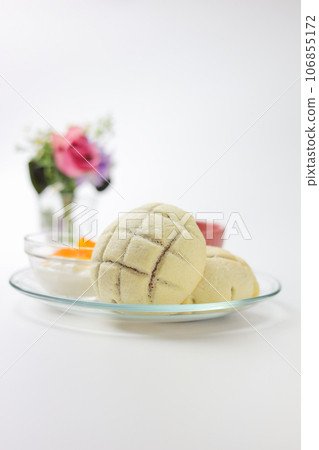 melon bread on white background 106855172
