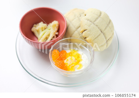 melon bread on white background 106855174