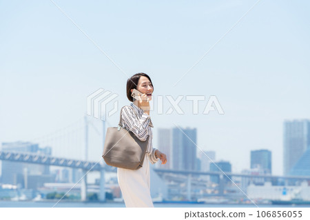 Business smartphone woman 106856055