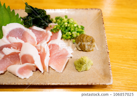 Chicken sashimi and condiments served at an izakaya 106857025