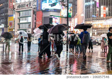 【東京】雨中的澀谷十字路口/夜晚繁華的鬧市區 106857546