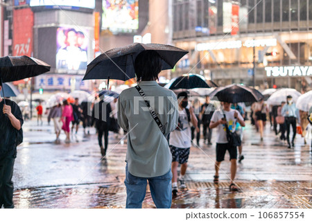 【東京】雨中的澀谷十字路口/夜晚繁華的鬧市區 106857554