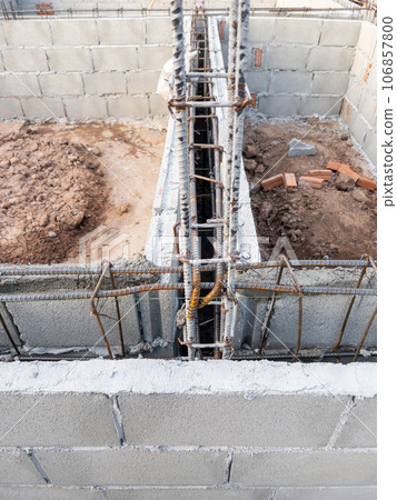 The reinforcement steel bar of the framework. 106857800