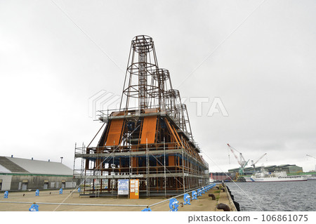 Photographing the manufacturing process of steel fishing reefs at Hakodate Port West Pier in Hakodate City, Hokkaido in early autumn. Photographing the manufacturing process of steel fishing reefs at Hakodate Port West Pier in Hakodate City, Hokkaido in early autumn. 106861075