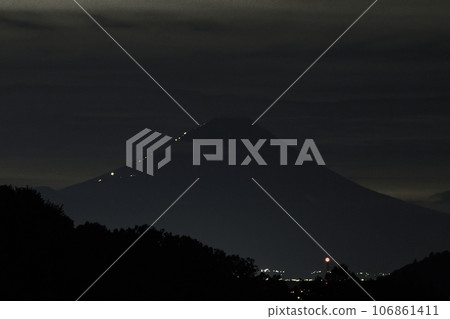 Nagasaka Town, Hokuto, a line of lights aiming for the summit of Mt. Fuji at dawn 106861411
