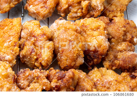 剛炸好的雞大腿放在煎鍋上。 剛炸好的雞大腿放在煎鍋上。 106861680