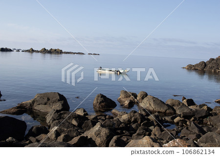 Sea urchin fishing 106862134