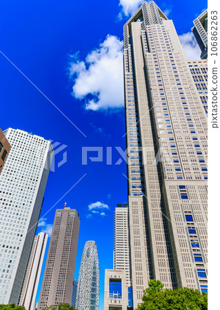 東京新宿區新宿次中心的夏日天空 106862263