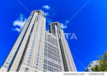 Summer sky in Shinjuku subcenter, Shinjuku Ward, Tokyo 106862268
