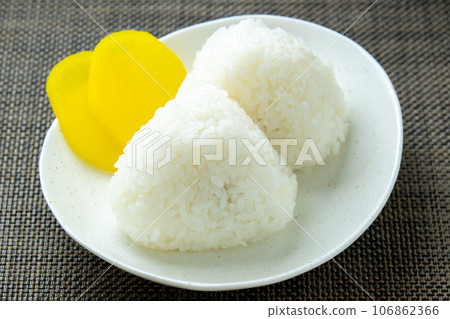 飯糰（三角飯糰）配以醃蘿蔔。 106862366