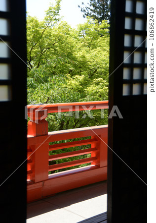 從京都市左京區天佛林堂內眺望鞍馬寺的新綠 從京都市左京區天佛林堂內眺望鞍馬寺的新綠 106862419