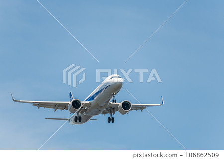 [ANA aircraft in preparation for landing from the sky above Jonanjima Seaside Park] 106862509