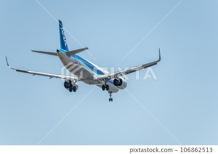 [從城南島海濱公園上空準備降落的全日空飛機的後視圖] 106862513