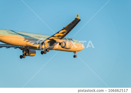 [Korean Airplane landing from the sky above Jonanjima Seaside Park in the setting sun] 106862517