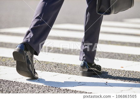 穿西裝的男人腳的商業形象 穿西裝的男人腳的商業形象 106863505