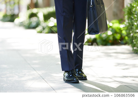 一個拎著商務包走路的男人的商業形象 106863506