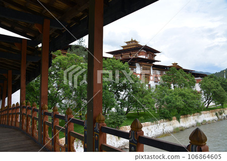 Bhutan, the land of happiness Punakha Dzong seen from the bridge (Punakha, Bhutan) 106864605