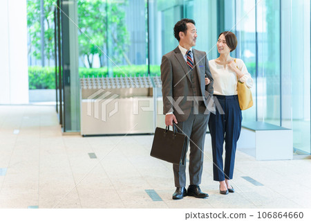 A couple walking in arms 106864660