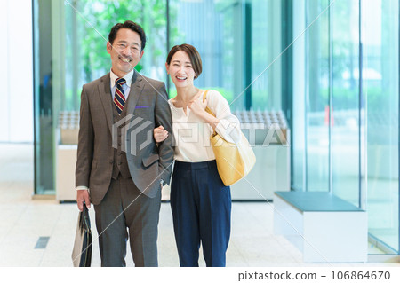 一對情侶挽著手散步的肖像 106864670