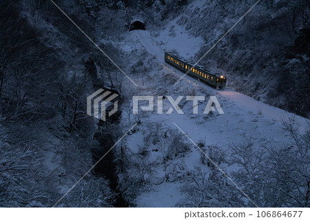 新潟縣小千谷市，JR飯山線，黃昏時分穿過雪谷的單列列車 106864677