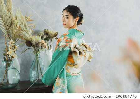 Woman in long-sleeved kimono 106864776