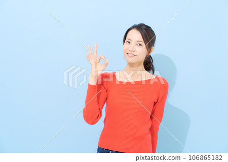 Smiling woman making a circle with her hands 106865182