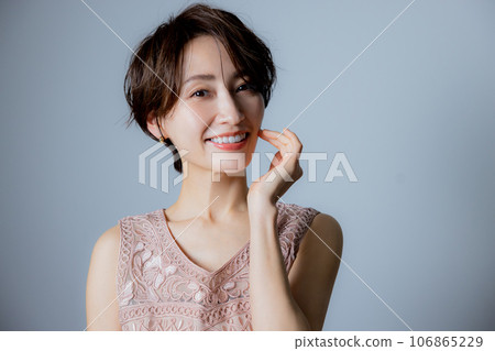 微笑用她的在他的面頰的手的婦女 106865229