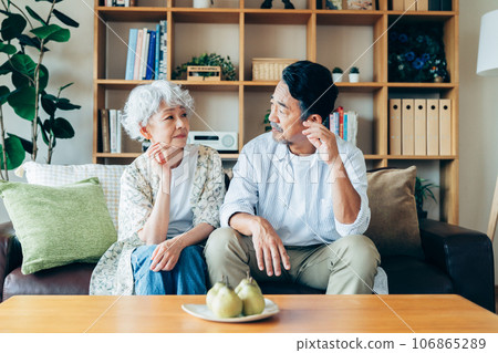 高級夫婦在客廳裡擔心 106865289