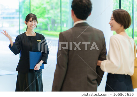 引導夫婦倆的女工作人員 引導夫婦倆的女工作人員 106865636