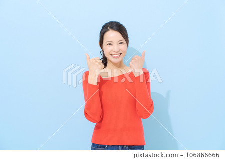 一位女士豎起大拇指的照片 一位女士豎起大拇指的照片 106866666