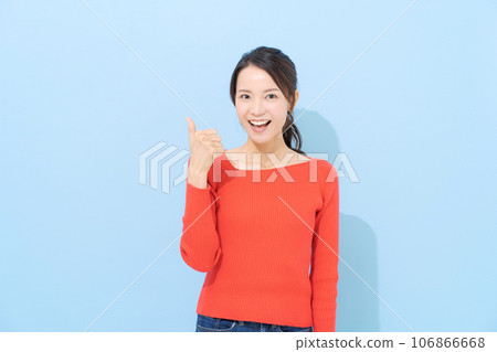 一位女士豎起大拇指的照片 106866668