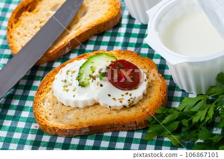 Sandwich with green cheese 106867101