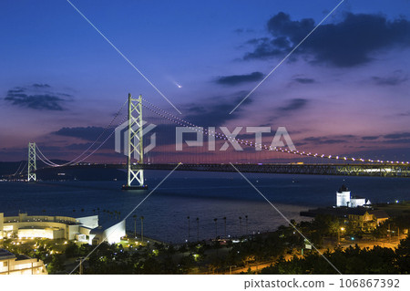 Akashi Kaikyo Bridge just after sunset / Akashi Kaikyo Bridge, Japan 106867392