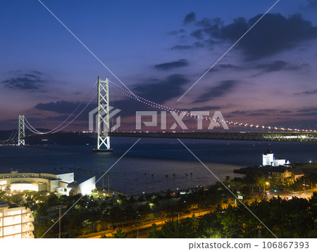 Akashi Kaikyo Bridge just after sunset / Akashi Kaikyo Bridge, Japan Akashi Kaikyo Bridge just after sunset / Akashi Kaikyo Bridge, Japan 106867393