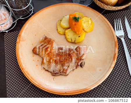 Secreto with potato and sweet potato puree Secreto with potato and sweet potato puree 106867512