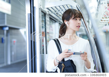 乘坐火車的年輕女子 圖片由京王電鐵株式會社提供 乘坐火車的年輕女子 圖片由京王電鐵株式會社提供 106868403