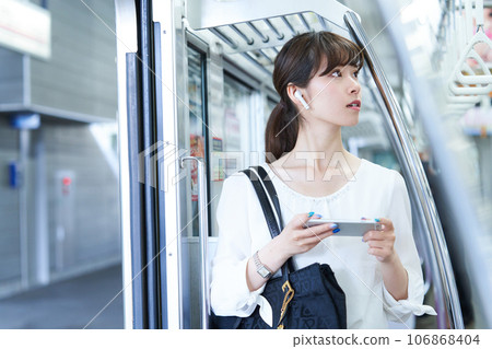 乘坐火車的年輕女子 圖片由京王電鐵株式會社提供 乘坐火車的年輕女子 圖片由京王電鐵株式會社提供 106868404