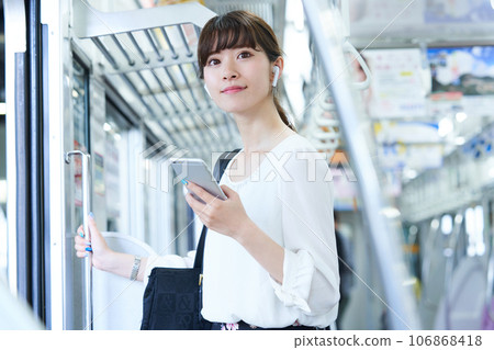 乘坐火車的年輕女子 圖片由京王電鐵株式會社提供 106868418