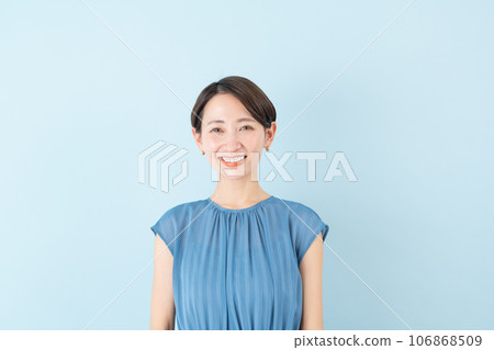 Middle female/blue back 106868509