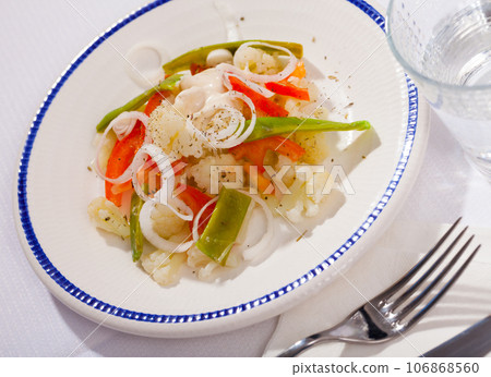 Fresh salad with boiled cauliflower 106868560