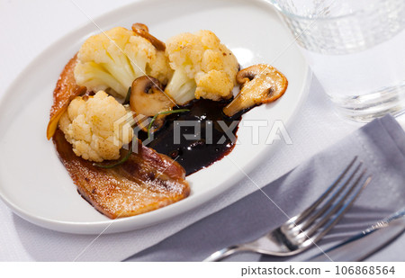 Appetizing cauliflower with bacon and mushrooms 106868564
