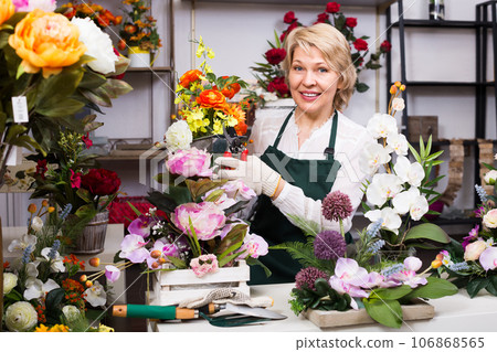 Female florist at the work . 106868565