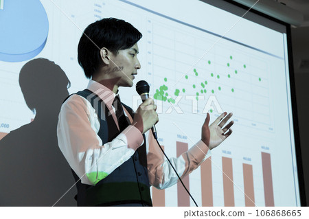 年輕商人在商業研討會上演講 106868665