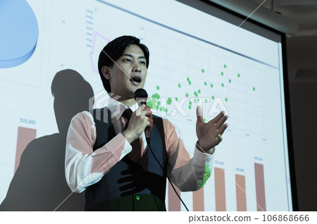 年輕商人在商業研討會上演講 106868666