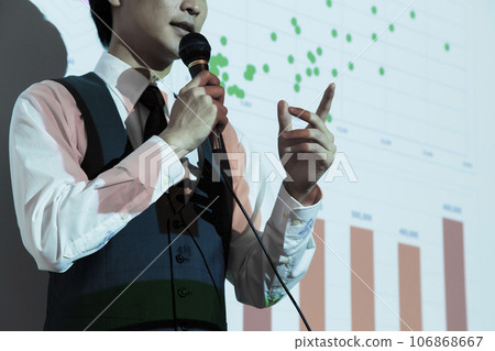 年輕商人在商業研討會上演講 106868667