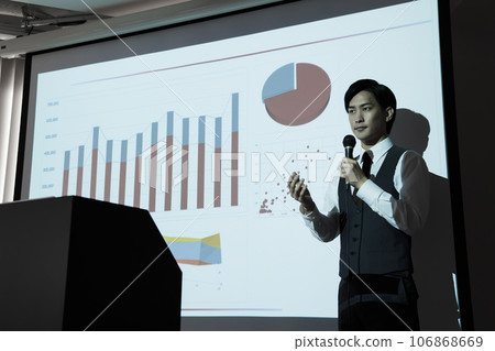Young businessman giving a lecture at a business seminar 106868669