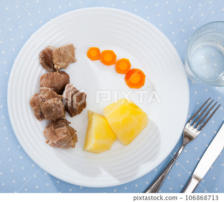 Close up of tasty steamed turkey with boiled potatoes and carrots 106868713