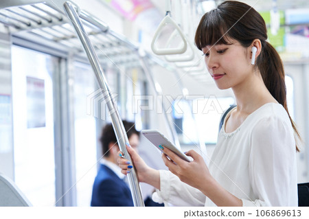乘坐火車的年輕女子 圖片由京王電鐵株式會社提供 乘坐火車的年輕女子 圖片由京王電鐵株式會社提供 106869613