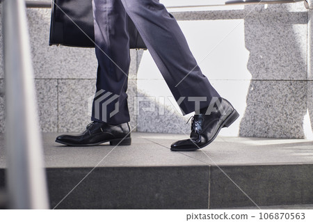 穿西裝的男人腳的商業形象 106870563